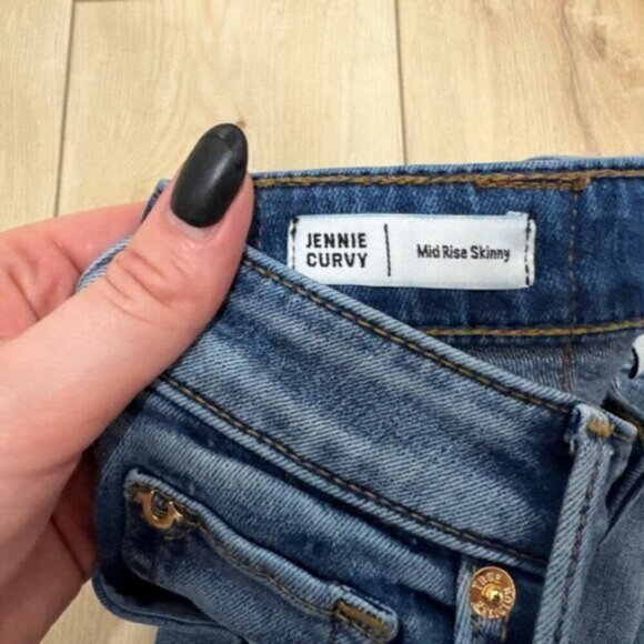 TRUE RELIGION-  JENNIE CURVY- MID RISE SKINNY JEAN - Picture 4 of 8